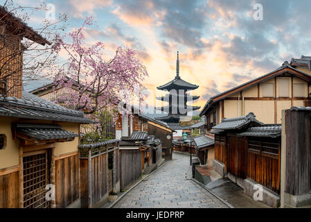 Yasaka Pagode und Sannen Zaka Street mit Kirschblüten am Morgen, Kyoto, Japan Stockfoto