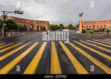 Platz der Republik mit Fußgängerüberweg, in Jerewan, Armenien. Stockfoto