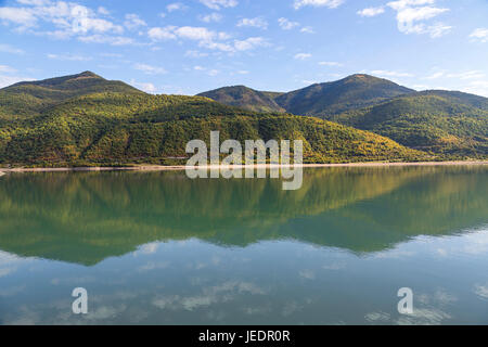 Reflexion der Berge im Wasser in der Nähe von Ananuri, in Georgien, Kaukasus-Gebirge. Stockfoto