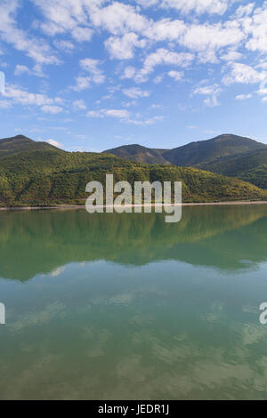 Reflexion der Berge im Wasser in der Nähe von Ananuri, in Georgien, Kaukasus-Gebirge. Stockfoto