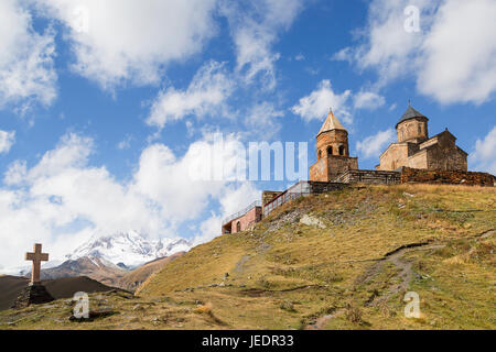 Gergeti Kirche in Kazbegi, Kaukasus, Georgien Stockfoto