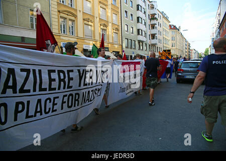 München, Deutschland. 23. Juni 2017. Mehr als 300 AntifaschistInnen versammelten sich in München, für eine offene und Vereinten Schwabing zu protestieren. Der Grund für die Demonstration ist der extremen Rechten Kongress der Studentenverbindung Danubia. Bildnachweis: Alexander Pohl/Pacific Press/Alamy Live-Nachrichten Stockfoto