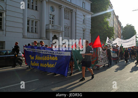 München, Deutschland. 23. Juni 2017. Mehr als 300 AntifaschistInnen versammelten sich in München, für eine offene und Vereinten Schwabing zu protestieren. Der Grund für die Demonstration ist der extremen Rechten Kongress der Studentenverbindung Danubia. Bildnachweis: Alexander Pohl/Pacific Press/Alamy Live-Nachrichten Stockfoto