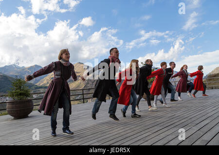 Georgische Menschen in lokalen Kleidern führen georgischen Volkstanz, Georgien, Kaukasus-Berge. Stockfoto