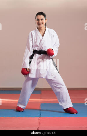 Junge Frau, gekleidet In traditionellen Kimono üben ihre Karate-Moves - Schwarzgurt Stockfoto