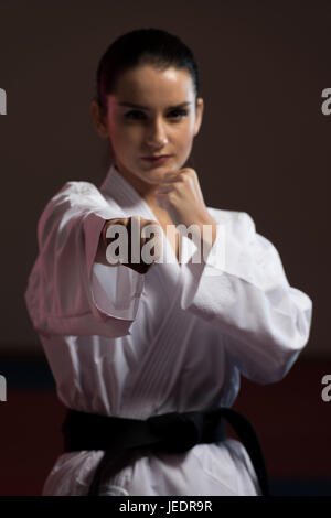 Junge Frau, gekleidet In traditionellen Kimono üben ihre Karate-Moves - Schwarzgurt Stockfoto