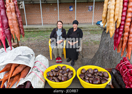 Frauen verkaufen georgischen Dessert von Churchkhela, in der Nähe von Batumi, Georgien. Stockfoto