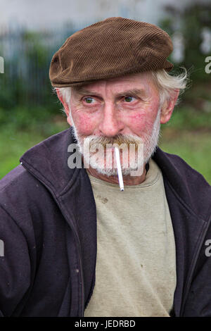 Georgischer Mann, der seine Zigarette raucht, Georgien, Kaukasus Stockfoto