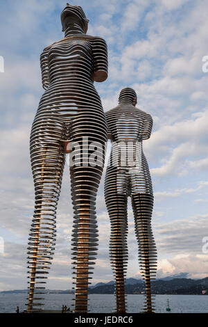 Bewegliche Metallstatuen von Ali und Nino von Tamara Kvesitadze in Batumi, Georgia. Stockfoto