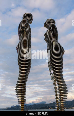 Beweglichen Metall-Statuen von Ali und Nino ByTamara Kvesitadze in Batumi, Georgien. Stockfoto