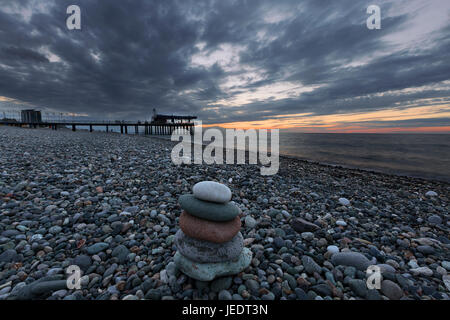 Kiesstrand entlang dem Schwarzen Meer in Batumi, Georgien. Stockfoto