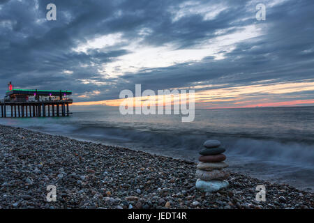 Kiesstrand entlang dem Schwarzen Meer in Batumi, Georgien. Stockfoto