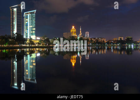 Reflexionen über die Skyline in Batumi, Georgien Stockfoto