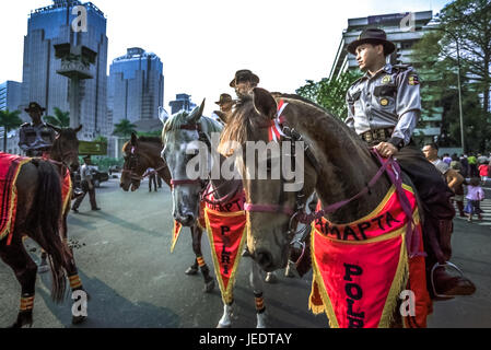 Während des Jakarta Carnival 2004 im Zentrum von Jakarta, Jakarta, Indonesien, ist eine indonesische Polizeieinheit in der Thamrin Street im Einsatz. Stockfoto