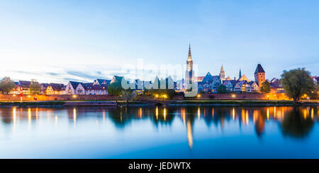 Deutschland, Baden-Württemberg, Ulm, Donau, Stadtansicht Mit Ulmer Münster Und Metzgerturm, Skyline, Panorama Stockfoto