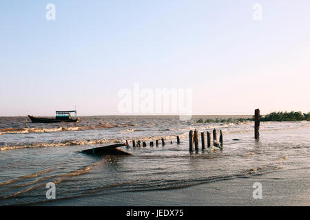 Boote auf Tan Thanh Strand gehen Cong Vietnam Reisen abstrakte Fotohintergrund Stockfoto