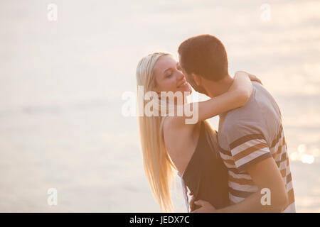 Rpmantic paar umarmt am Meer Stockfoto