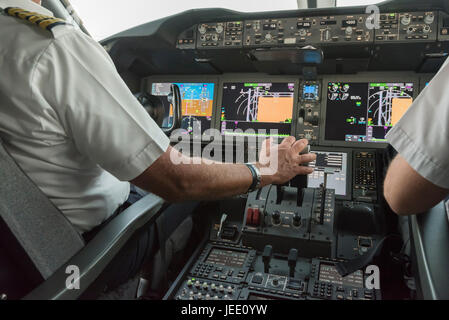 Flight Deck von einem modernen Verkehrsflugzeugen mit zwei Piloten bei den fliegenden Kontrollen Stockfoto