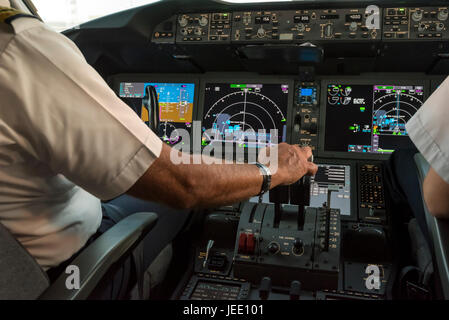 Flight Deck von einem modernen Verkehrsflugzeugen mit zwei Piloten bei den fliegenden Kontrollen Stockfoto