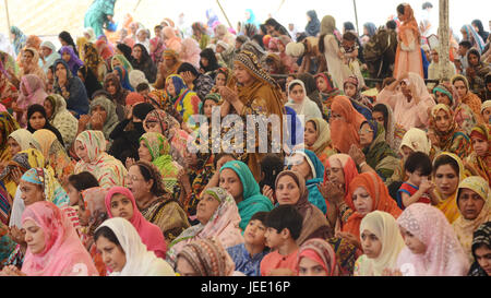Lahore, Pakistan. 24. Juni 2017. Pakistanische Gläubigen Muslime bietet Dua nach angebotenen Gebet der Juma-Tul-Wida (letzten Freitag des Heiligen Fasten Monat Ramazan vor Eid-Ul-Fitr), am historischen Mughal Ära Badshahi-Moschee in Lahore. Juma-Tul-Wida wurde landesweit mit religiösem Eifer und Leidenschaft beobachtet. Bildnachweis: Rana Sajid Hussain/Pacific Press/Alamy Live-Nachrichten Stockfoto