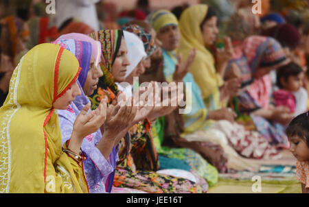 Lahore, Pakistan. 24. Juni 2017. Pakistanische Gläubigen Muslime bietet Dua nach angebotenen Gebet der Juma-Tul-Wida (letzten Freitag des Heiligen Fasten Monat Ramazan vor Eid-Ul-Fitr), am historischen Mughal Ära Badshahi-Moschee in Lahore. Juma-Tul-Wida wurde landesweit mit religiösem Eifer und Leidenschaft beobachtet. Bildnachweis: Rana Sajid Hussain/Pacific Press/Alamy Live-Nachrichten Stockfoto