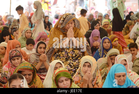 Lahore, Pakistan. 24. Juni 2017. Pakistanische Gläubigen Muslime bietet Dua nach angebotenen Gebet der Juma-Tul-Wida (letzten Freitag des Heiligen Fasten Monat Ramazan vor Eid-Ul-Fitr), am historischen Mughal Ära Badshahi-Moschee in Lahore. Juma-Tul-Wida wurde landesweit mit religiösem Eifer und Leidenschaft beobachtet. Bildnachweis: Rana Sajid Hussain/Pacific Press/Alamy Live-Nachrichten Stockfoto