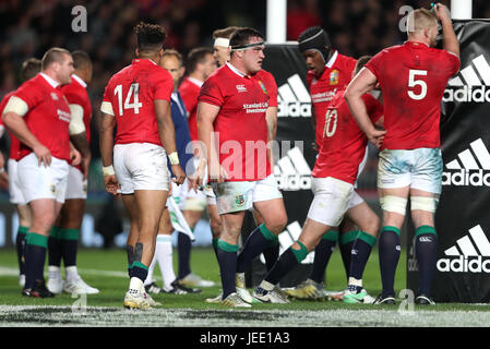 Britische und irische Löwen Jamie George steht neben Teamkollegen beim ersten Test der 2017 Briten und Irish Lions Tour im Eden Park, Auckland niedergeschlagen. Stockfoto