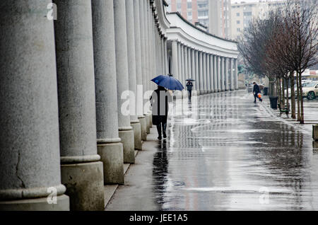 Ein Mann geht im Regen Stockfoto