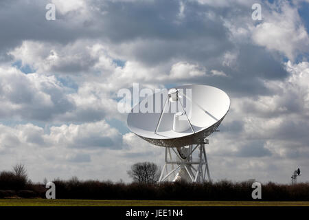 Das MERLIN-Radioteleskop am Mullard Radio Observatorium an Lords Brücke in Cambridgeshire Multielement Linked Interferometer Funknetz Stockfoto