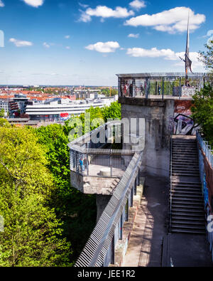 Berlin, Mitte Volkspark Humboldthain - alten WW2 Flak Flakturm und Bunker mit der Betrachtung Plattform & Wiedervereinigung, Wende-Denkmal Stockfoto