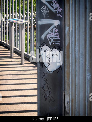 Berlin, Mitte Volkspark Humboldthain - Graffiti auf der Aussichtsplattform des alten WW2 Flak Flakturm und Bunker. Volkspark Humboldthain Stockfoto