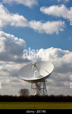 Das MERLIN-Radioteleskop am Mullard Radio Observatorium an Lords Brücke in Cambridgeshire Multielement Linked Interferometer Funknetz Stockfoto