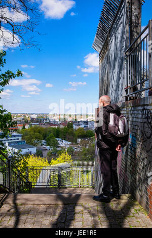 Berlin, Mitte Volkspark Humboldthain - alten WW2 Flak Flakturm und Bunker mit Aussichtsplattform. Blick auf Stadt-Landschaft. Humboldthain-park Stockfoto