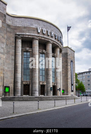 Berlin, Mitte Rosa-Luxemburg-Platz. Volksbühne Völker theater Außenfassade. Konkrete theater Gebäude mit Säulen Stockfoto