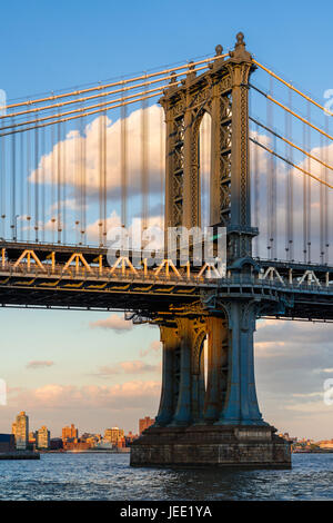 Detail des Ostturms Manhattan Bridge über den East River bei Sonnenuntergang. New York City Stockfoto