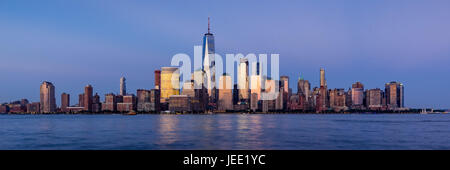 New York City Financial District Wolkenkratzer und den Hudson River bei Sonnenuntergang. Blick auf Lower Manhattan. Stockfoto