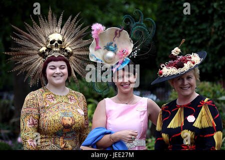 Racegoers Emily (links) und Schwester Charlotte (Mitte) neben Mama Candice Ricard tagsüber fünf des Royal Ascot in Ascot Racecourse. Stockfoto