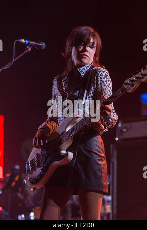 Thornhill, Scotland, UK - 27. August 2016: Simone Butler, Bass-Gitarrist mit schottischen Band Primal Scream auf elektrische Felder Stockfoto