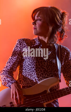 Thornhill, Scotland, UK - 27. August 2016: Simone Butler, Bass-Gitarrist mit schottischen Band Primal Scream auf elektrische Felder Stockfoto