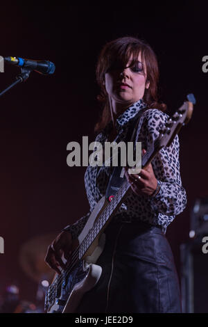 Thornhill, Scotland, UK - 27. August 2016: Simone Butler, Bass-Gitarrist mit schottischen Band Primal Scream auf elektrische Felder Stockfoto