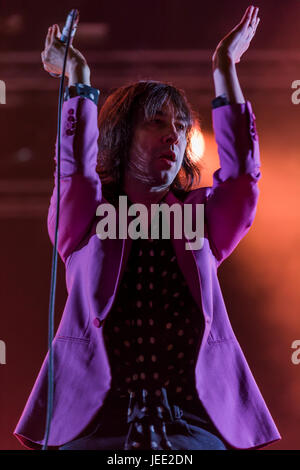 Thornhill, Scotland, UK - 27. August 2016: Bobby Gillespie, Gründungsmitglied und Lead-Sänger mit schottischen Band Primal Scream auf elektrische Felder Stockfoto