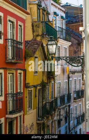 Fragmente aus den Straßen des alten Lissabon. Lissabon ist bunt, freundlich und sehr attraktiv. Stockfoto