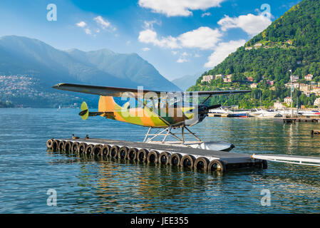 Wasserflugzeug Tarnfarbe. Hafen von Como, Comer See, Italien. Beispiel für Aktivitäten, die am Comer See getan werden kann Stockfoto