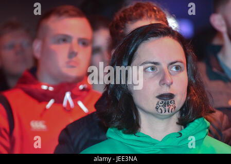 Ein All Blacks-Fans sehen das Spiel von großen Leinwand am Ufer Fanzone während das erste Testspiel zwischen der New Zealand All Blacks und die British and Irish Lions im Eden Park, Auckland, Neuseeland. Die British and Irish Lions sind ein zusammengesetztes Team aus Spielern, die die Nationalmannschaften von England, Irland, Schottland oder Wales ausgewählt, sie spielen gegen Neuseeland alle 12 Jahre. Die Löwen verloren nach Neuseeland 30-15 Uhr. (Foto von Shirley Kwok / Pacific Press) Stockfoto