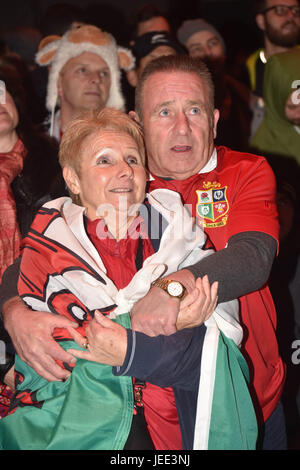 Löwen-Fans reagieren beim Betrachten des Spiels von großen Leinwand am Ufer Fanzone während das erste Testspiel zwischen der New Zealand All Blacks und die British and Irish Lions im Eden Park, Auckland, Neuseeland. Die British and Irish Lions sind ein zusammengesetztes Team aus Spielern, die die Nationalmannschaften von England, Irland, Schottland oder Wales ausgewählt, sie spielen gegen Neuseeland alle 12 Jahre. Die Löwen verloren nach Neuseeland 30-15 Uhr. (Foto von Shirley Kwok / Pacific Press) Stockfoto