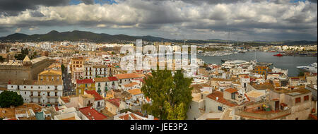 Große Ibiza-Stadt-Panorama mit Hafen und dem Stadtzentrum Stockfoto