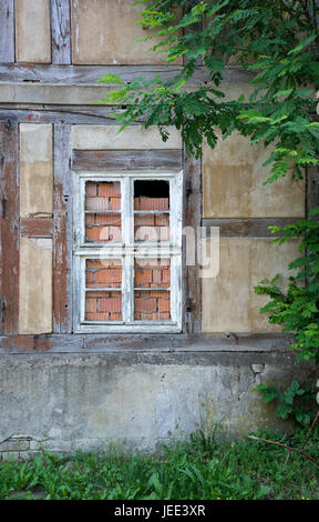 Fenster ein unbenutztes, verfallenen Fachwerkhauses Stockfoto