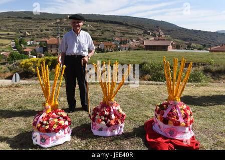 San Pedro Manrique, Spanien. 24. Juni 2017. Ein älterer Mann posiert für die Kamera mit drei "Cestaños", einen Hut verziert mit Blumen und Zweige, bedeckt mit ungesäuertem Brot und gefärbt mit Safran, Pictuerd während der Feier der alten Tradition des "La Descubierta" in San Pedro Manrique, Nordspanien. Bildnachweis: Jorge Sanz/Pacific Press/Alamy Live-Nachrichten Stockfoto