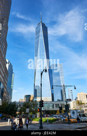 NEW YORK CITY - 26. September 2016: One World Trade Center und einem benachbarten Wolkenkratzer von Westen gesehen Stockfoto