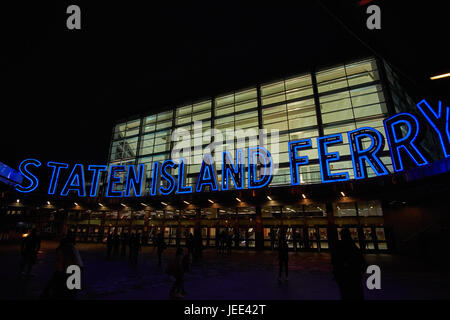 NEW YORK CITY - 2. Oktober 2016: Die riesigen Neonschrift am Eingang der Staten Island Ferry Terminal am Battery Park Stockfoto